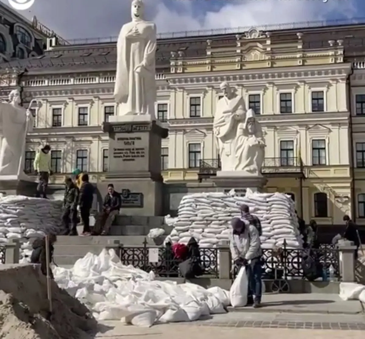 اوکراین | تلاش مردم کی‌اف برای محافظت از مجسمه‌ها و بناهای تاریخی شهرشان