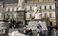 اوکراین | تلاش مردم کی‌اف برای محافظت از مجسمه‌ها و بناهای تاریخی شهرشان