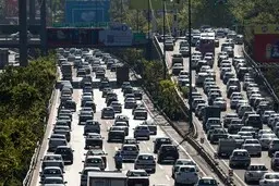 معضل ترافیک تهران با شعار حل نمی‌شود