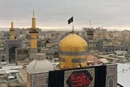 تعویض پرچم گنبد منور رضوی در شب‌های قدر+ویدئو 