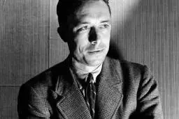 فلسفۀ آلبر کامو؛ چرا زندگی «پوچ» است و چگونه می‌توان «قهرمانِ پوچی» شد؟ | آلبر کامو، قهرمان لذت بردن از سادگی های زندگی