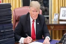 دونالد ترامپ دستور عفو ۷۳ نفر را صادر کرد | استیو بنن در میان عفو شدگان