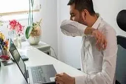  هنگام سرفه کرونایی تاثیر قراردادن دست جلوی دهان نتیجه بخش خواهد بود