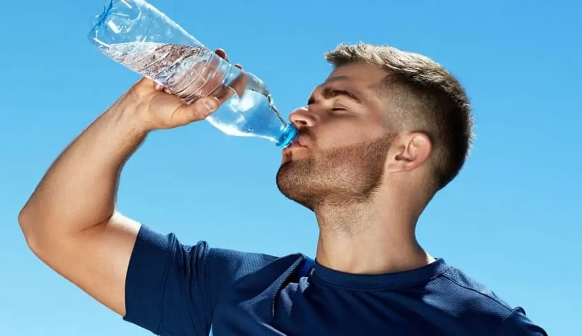 در نوشیدن آب زیاده روی نکنید! | زیاده روی در نوشیدن آب نتیجه عکس دارد