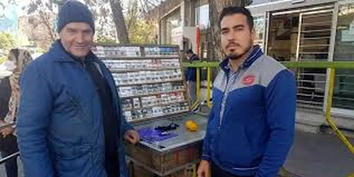 قهرمان المپیک پای بساط سیگارفروشی!