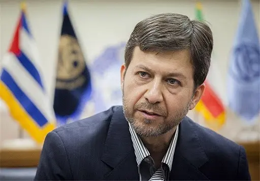 رفتار عجیب استاندار اصفهان | سلام کردن به دیوار برای استقبال مردمی! +ویدئو