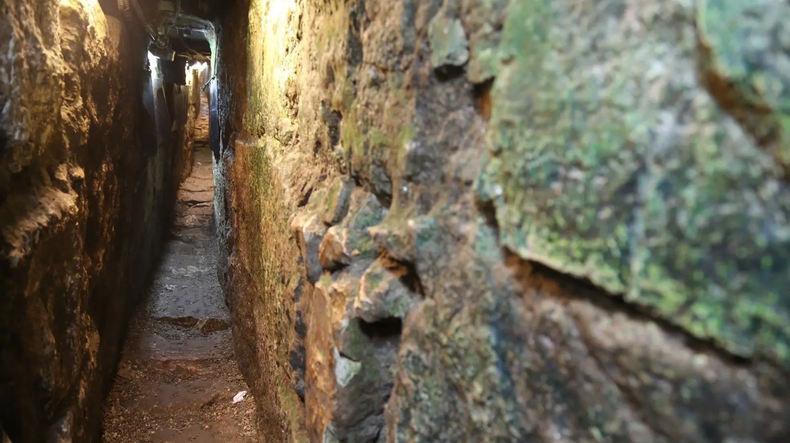 حفره‌ای در خیابان های نیویورک که به مکان های ترسناکی رسید | لحظه ای که یک یوتیوبر این تونل‌های زیرزمینی را کشف کرد را ببینید +ویدئو