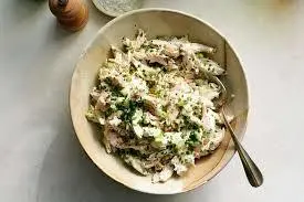 سالاد مرغ و زیتون؛ جایگزینی خوشمزه و سالم برای الویه! | کشف یک سالاد خوشمزه و مغذی و فوری +ویدئو