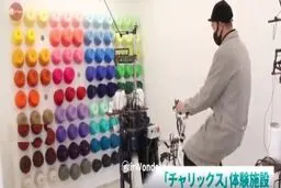 ترفند جالب و خلاقانه کارگاه جوراب‌بافی برای فروش بیشتر | جورابت را خودت بباف!+ویدئو