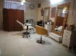 مرد چادری در آرایشگاه زنانه یزد لو رفت! | درگیری در آرایشگاه زنانه یزد+ویدئو