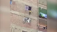 نجات یک کودک از طبقه سوم ساختمان+ویدئو