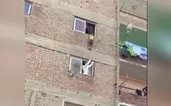 نجات یک کودک از طبقه سوم ساختمان+ویدئو