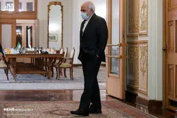 کیهان: ظریف با دستور دولت دست به خود سوزی زد !
