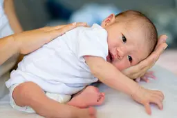 ترفند از بین بردن سکسکه در کودکان | اینطوری سریع کودک را از شر سکسکه کردن راحت کن +ویدئو