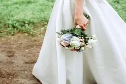 این زن میانسال عاشق پیراهن عروس است | او برای خرید هم لباس عروس می‌پوشد!+عکس