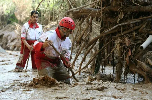 سیلاب ناگهانی در روستای گزنه؛ تابستان بی‌رحم جان اهالی را به خطر انداخت! +ویدیو 