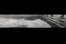 حادثه واژگونی تانکر حامل سوخت در جاده دماوند ومرگ راننده +فیلم