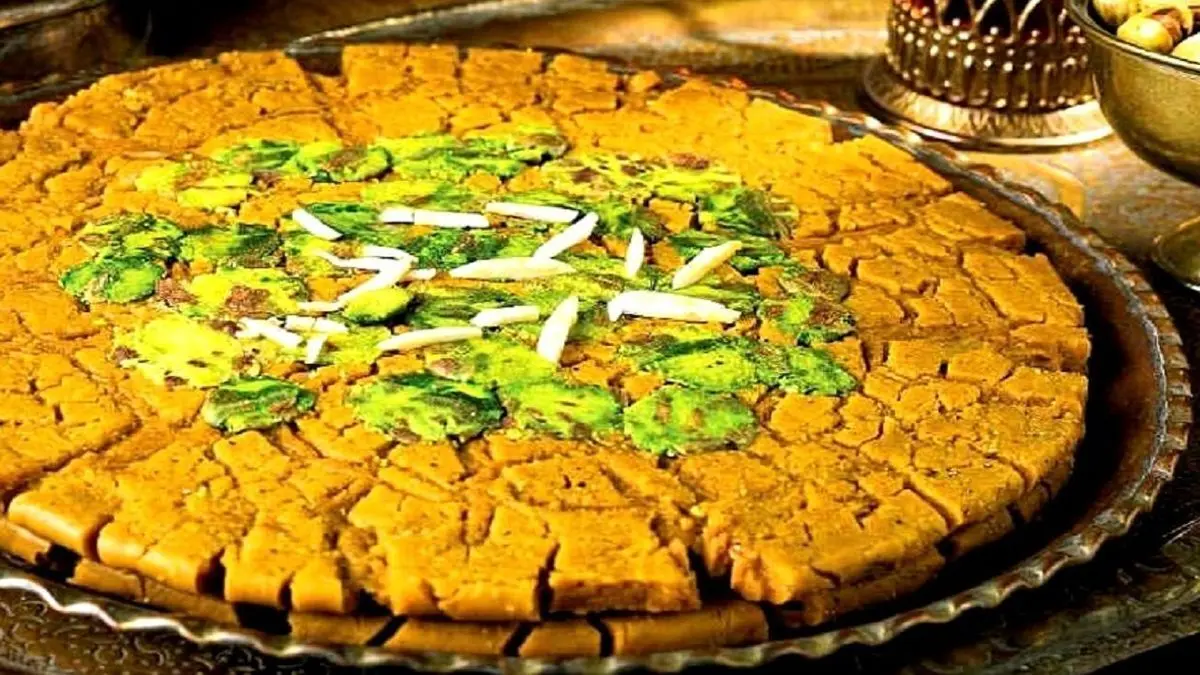 سوهان خانگی با سه&zwnj;قلم مواد | شیرینی ساده و خوش&zwnj;عطر برای پذیرایی +ویدئو