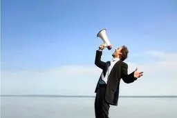 با این رفتارها توجه همه را به خود جلب کنید