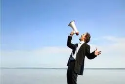 با این رفتارها توجه همه را به خود جلب کنید