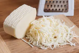 اگه از پنیر پیتزای بی کیفیت بیرون خسته شدی حتما این روش رو امتحان کن! | طرز تهیه پیتزا خونگی + ویدئو