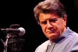 محمدرضا شجریان زنده است