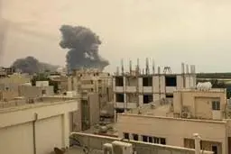 حمله هوایی به استانداری اصفهان در قلب بافت تاریخی | شیشه‌های مغازه‌های میدان نقش جهان شکست