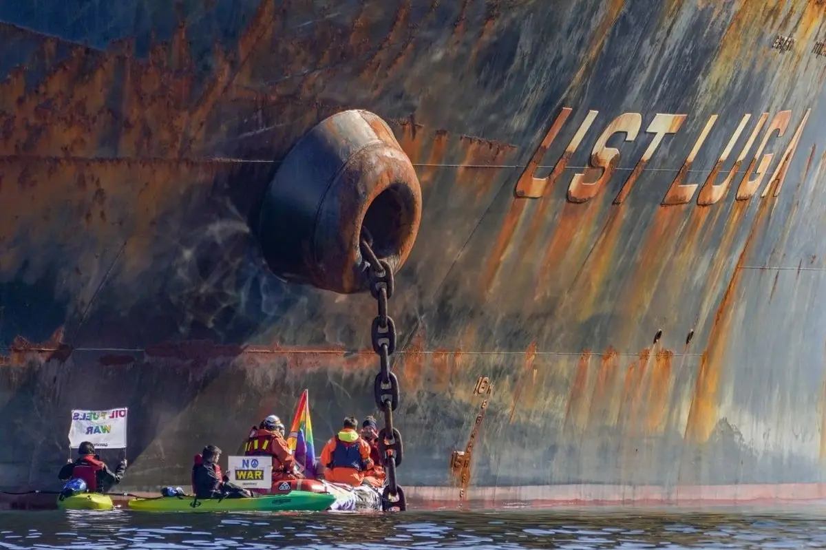 کنشگران نروژی مانع از تخلیه نفت تانکر روسی شدند
