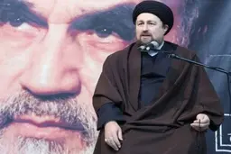 
سید حسن خمینی: با تمام توان ایستاده ایم که امام وجه المصالحه هیچ جناحی نشود / هیچ وقت جلو نقل خاطرات از امام را نگرفته ایم / بسیاری افراد جانشان را در راه امام دادند؛ ما هم اگر لازم باشد باید آبرویمان را بدهیم.
