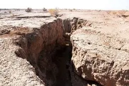 بلایی فرونشست زمین درخراسان رضوی سر یک خودرو آورد + عکس