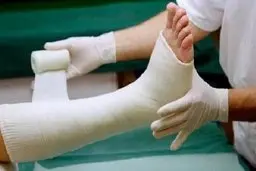 اگر فردی دچار شکستگی شد، چگونه به او کمک کنیم؟ | این کارها را هرگز انجام ندهید! +ویدئو