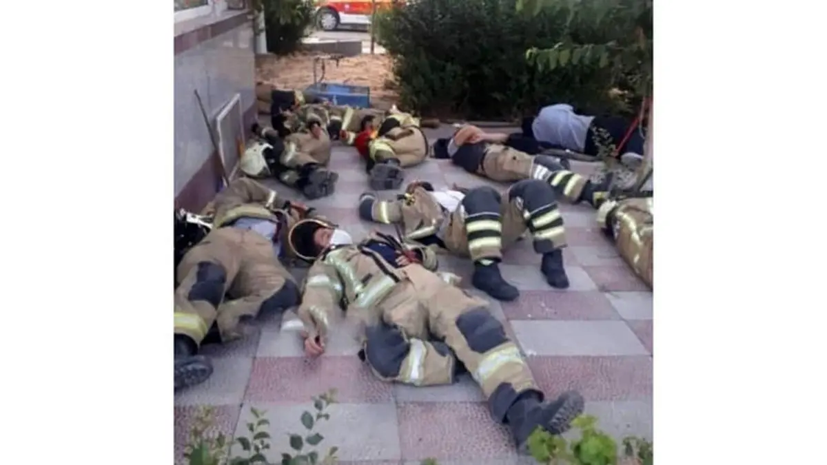 خستگی آتش نشانان عملیات اطفای حریق پالایشگاه تهران