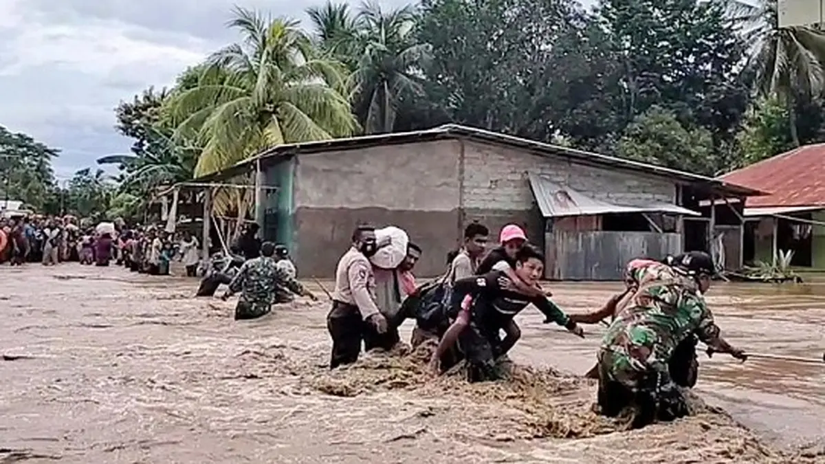 سیل در اندونزی و تیمور شرقی جان بیش از ۷۰ نفر را گرفت 