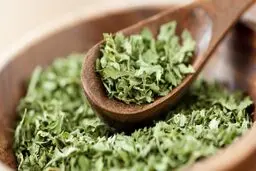 یاد بگیر ادویه درست کن و هم چطوری سبزی خشک کنی | ترفند سبزی خشک کردن و تبدیل آن به ادویه +ویدئو