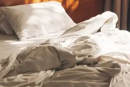 هرگز رختخوابتان را مرتب نکنید! | ضررهای وحشتناک مرتب کردن رختخواب که هرگز نمی‌دانستید!