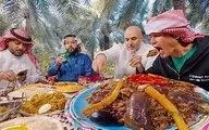 غذای اعراب؛ سفره‌ای به اندازه یک فرش قرمز | سینی‌های غول‌پیکر کباب که چندین نفر آنها را باید حمل کنند! +ویدئو