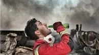 عکس حاشیه‌ساز از یک ‌آتش‌نشان در حمله به تهران | واکنش جالب یک آتش نشان به آگهی تبلیغاتی