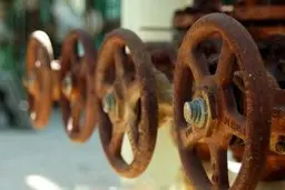 کاربردهای فناوری نانو در پوشش‌دهی بررسی می‌شود.