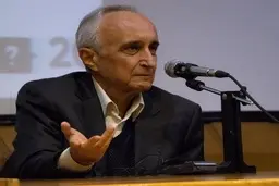 غنی نژاد، اقتصاددان: خصوصی‌سازی در ایران همه‌اش بازی است؛ اسم آن را واگذاری گذاشته اند؛ واگذاری به کی؟ به عمه، خاله و دایی؟ |  صنعت اتومبیل ما که ۵۰ سال است از آن حمایت می‌کنند پدر مصرف‌کننده را درآورده؛ تا می گوییم بالای چشمت ابرو است، می‌گویند اشتغال