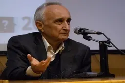 غنی نژاد، اقتصاددان: خصوصی‌سازی در ایران همه‌اش بازی است؛ اسم آن را واگذاری گذاشته اند؛ واگذاری به کی؟ به عمه، خاله و دایی؟ |  صنعت اتومبیل ما که ۵۰ سال است از آن حمایت می‌کنند پدر مصرف‌کننده را درآورده؛ تا می گوییم بالای چشمت ابرو است، می‌گویند اشتغال