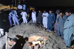 با تلاش شبانه اهالی روستا، یک نخل جوان، جای تک‌نخل درک را گرفت+ویدئو و تصاویر 