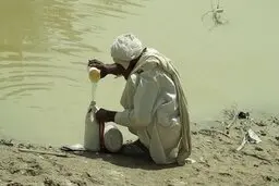 کسی هست جواب این مردم را بدهد؟+ تصویر غمبار از صف طولانی سیلندر گاز در سیستان