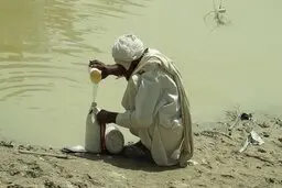 کسی هست جواب این مردم را بدهد؟+ تصویر غمبار از صف طولانی سیلندر گاز در سیستان