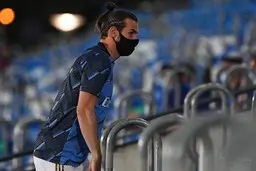 فوتبال | گرث بیل با حرکت عجیبش روی سکوها حاشیه‌ساز شد.+ عکس 