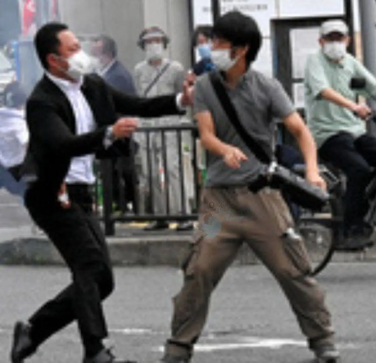  نخست وزیر سابق ژاپن ترور شد | لحظه‌ی ترور وحشتناک | شینزو آبه، فاقد علائم حیاتی +ویدئو