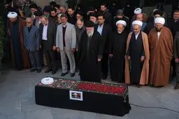 اقامه نماز رهبر انقلاب بر پیکر آیت‌الله امامی‌کاشانی