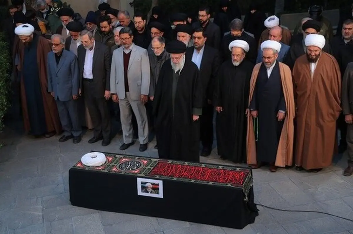 اقامه نماز رهبر انقلاب بر پیکر آیت‌الله امامی‌کاشانی