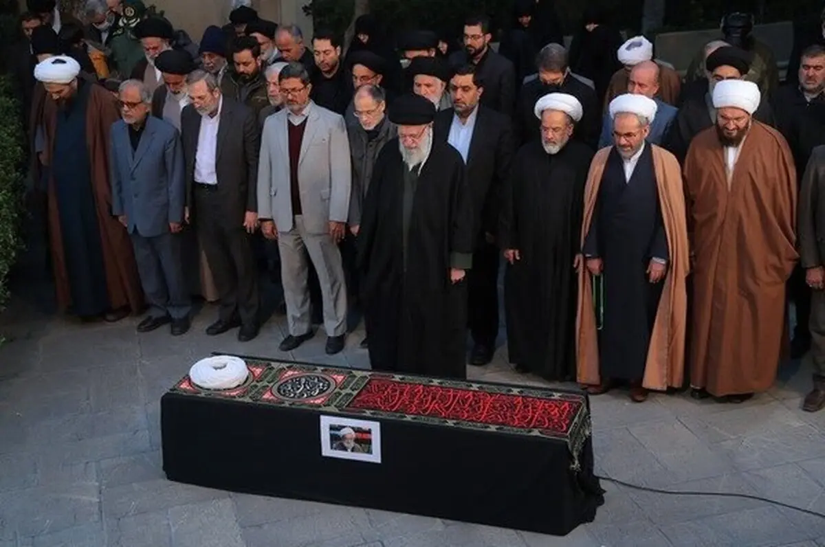 اقامه نماز رهبر انقلاب بر پیکر آیت‌الله امامی‌کاشانی