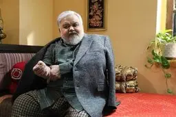 اکبر عبدی به دلیل ابتلا به کرونا در بیمارستان بستری شد |  المیرا عبدی: پدرم چون عمل قلب کرده بود بستری شد؛ امروز مرخص می‌شود