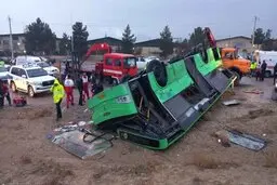واژگونی اتوبوس حامل کارگران یک شرکت در محور سمنان - مهدیشهر |  ۲ فوتی و ۲۸ مصدوم داشت +تصویر